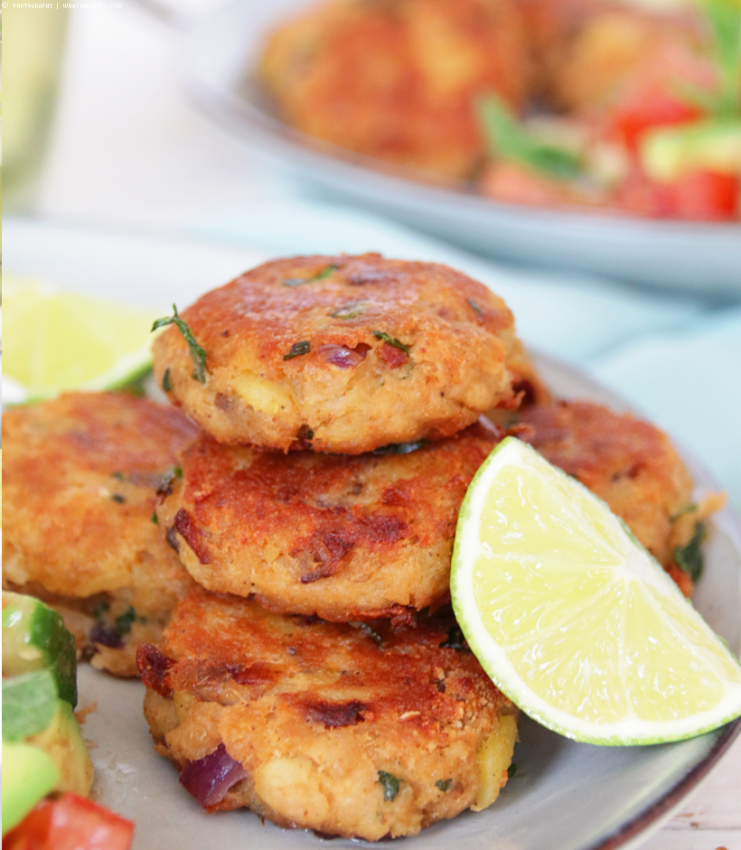 Thunfischfrikadellen mit Avocado-Gurken-Tomaten-Salat | whatinaloves.com