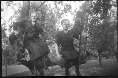 Foto von zwei jungen Frauen - 1930-1950