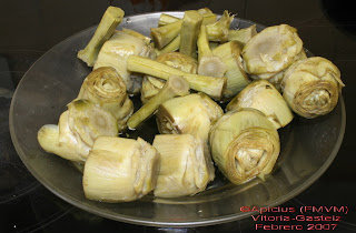  <strong>Alcachofas</strong> rellenas de langostino sobre <strong>crema</strong> de <strong>alcachofas</strong>, todo ello napado con salsa bechamel al jugo de marisco 