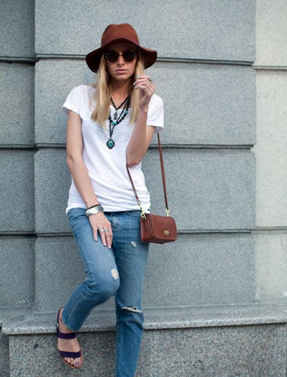 Fashion Follower: White Short Sleeve T-shirt Go with Dark Blue Jeans