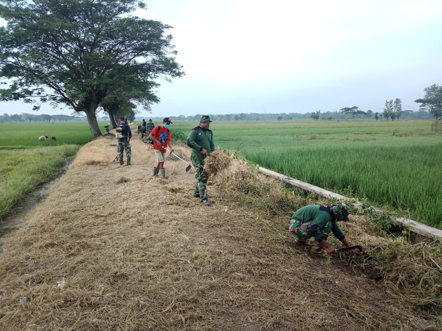 Sepanjang 1.600 Meter Jalan di Desa Sawahan Juwiring Dibersihkan TNI Bersama Masyarakat