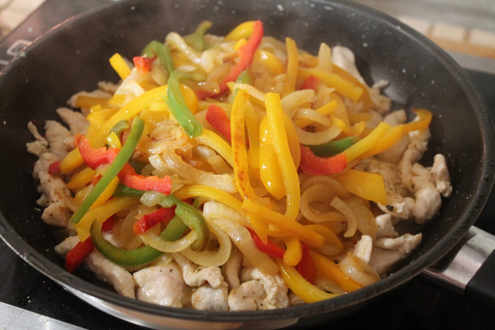 SaldemiKocina. Fajitas de pollo en salsa picante.