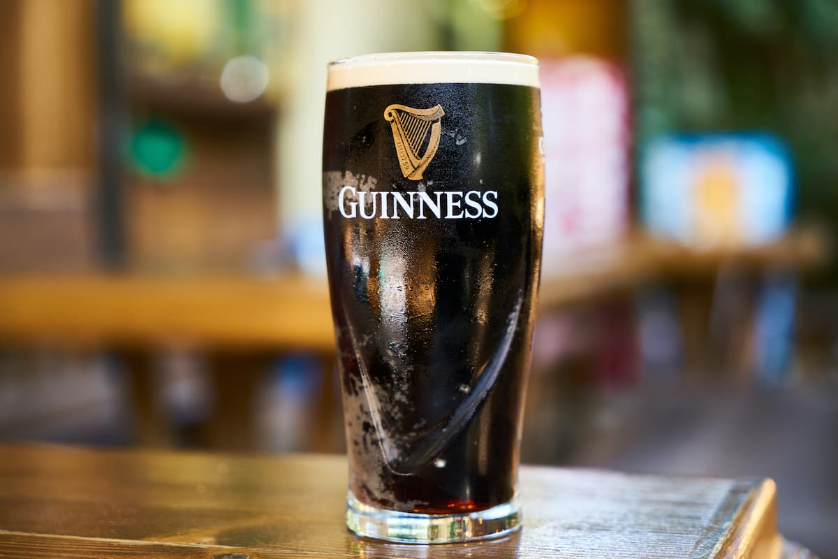 Ein Pint Guinness zu trinken, ohne es zu berühren | Trivialwissen für ...