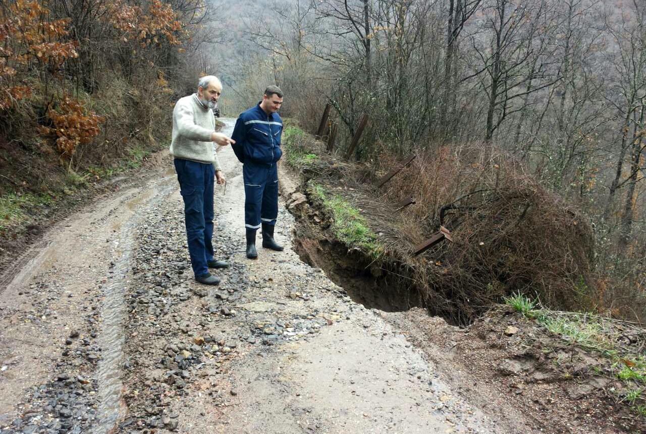 Obilne padavine u Ušću i okolnim selima oštetile su seoske puteve i pokrenule klizišta. Najkritičnije je u u selima Dželepi i Glavčići, jer su putevi do ovih sela u prekidu.
