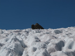 Fast geschaftt: Die Hütte am Muir Pass; man beachte die tiefen Suncups