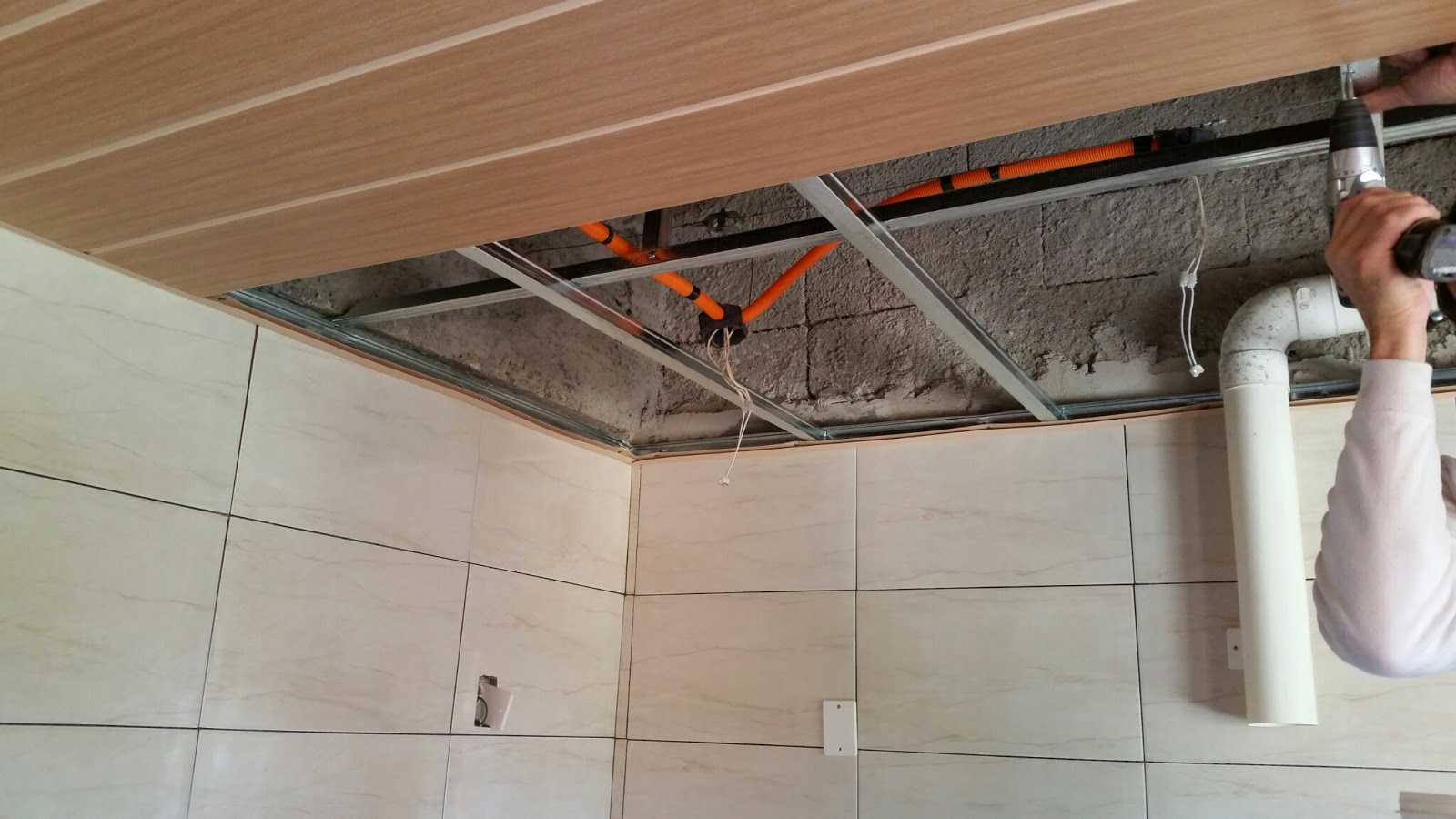 cielorrasos-en-pvc-uruguay-cielo-raso-en-pvc-color-madera-en-cocina