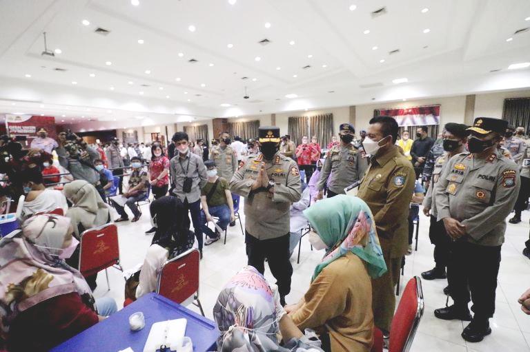 Wakapolri Tinjau Penanganan Covid-19 di Kepri Wakapolri Tinjau Penanganan Covid-19 di Kepri