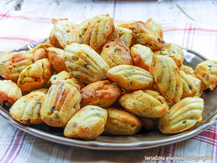 Madeleines salées, lardons, olives et thym {bouchées apéritives} Les