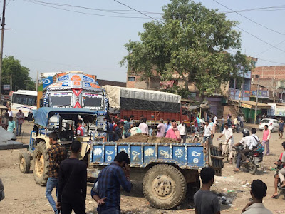 सड़क निर्माण के लिए वजीरगंज में सड़क जाम