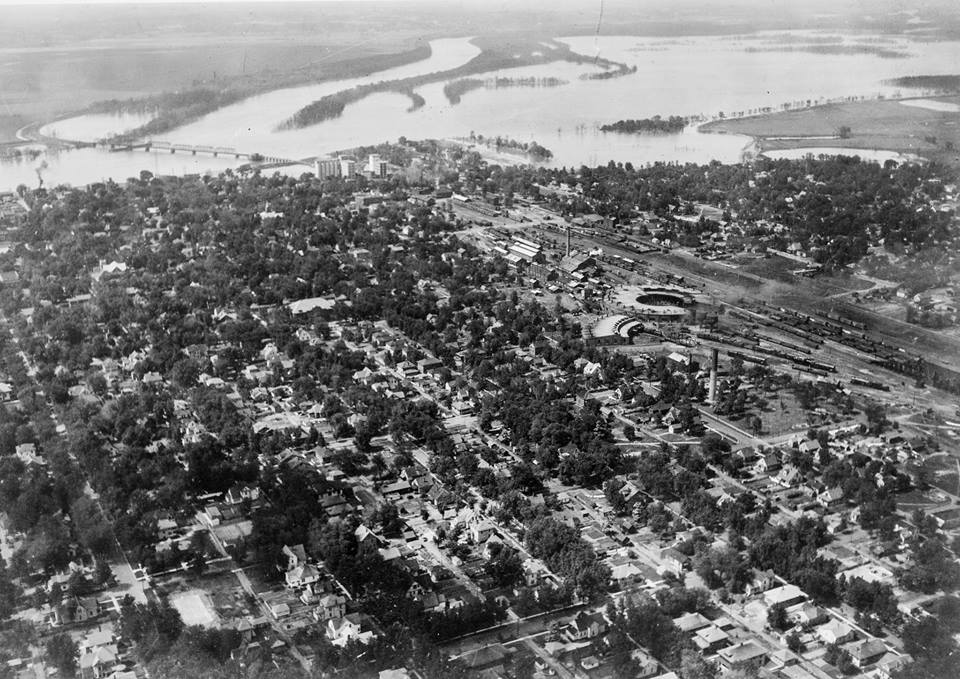 Towns and Nature Beardstown, IL CB&Q's Depot and Roundhouse