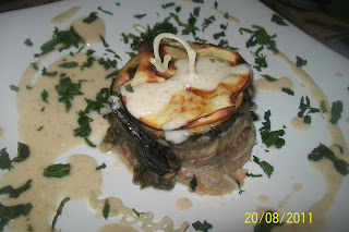 Rulou de pastrav servit cu sos de mere si menta,