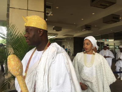 3 Photos: More Americans file out to see Oni of Ife and his entourage as they visit Maryland