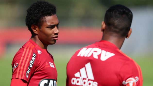 Flamengo relaciona Vitinho e mais duas novidades para duelos contra o Grêmio