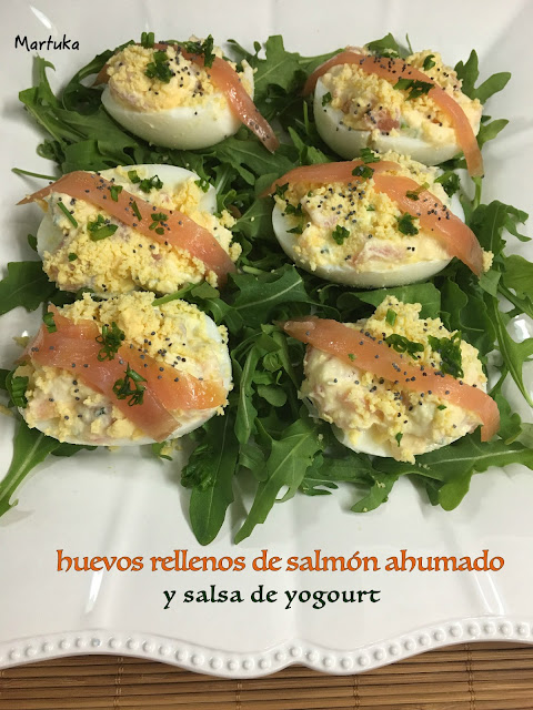 Huevos Rellenos De Salmón Ahumado Y Salsa De Yogourt