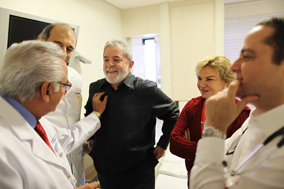 Acompanhado de Marisa Letícia, Lula chega ao Hospital Sírio-Libanês para começar o tratamento