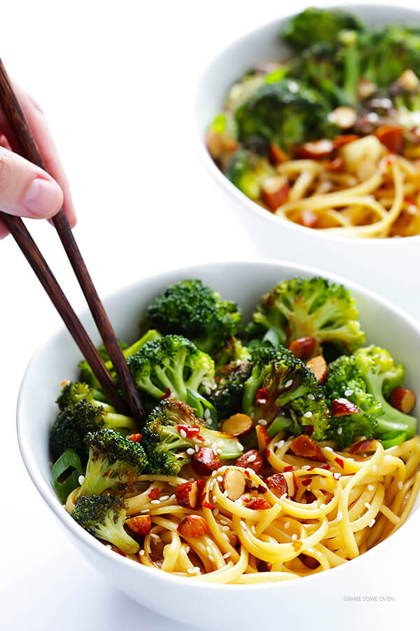 SESAME NOODLES WITH BROCCOLI AND ALMONDS #vegetarian #dinner #lunch #broccoli #noodles SESAME NOODLES WITH BROCCOLI AND ALMONDS #vegetarian #dinner #lunch #broccoli #noodles