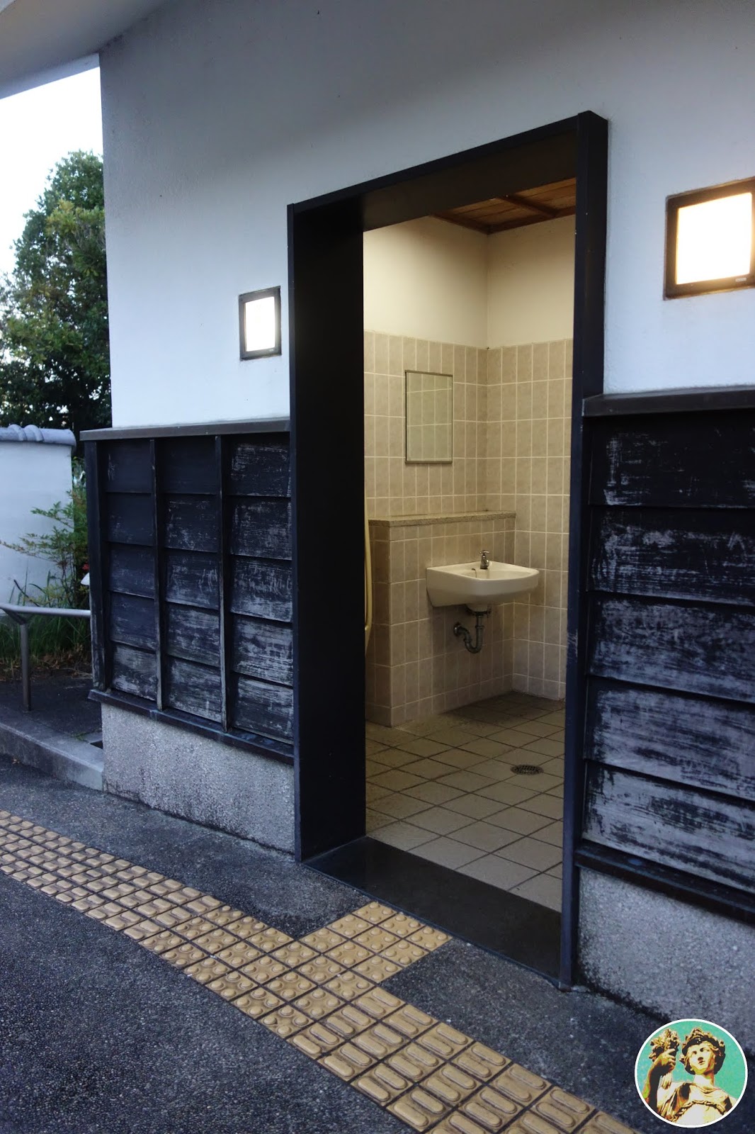 Los baños de Hiroshima y alrededores · Jardines zen y techos ondulantes