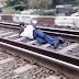 Brincadeira insana: homem se joga na frente de um trem