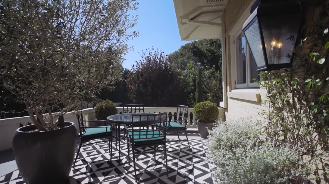 45 Interior Design Photos vs. 601 S Windsor Blvd, Los Angeles Luxury Mansion Tour