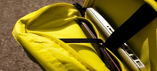 Πρωτότυπη τσάντα φορτίζει το λάπτοπ και το κινητό σας όταν τα βάζετε μέσα
