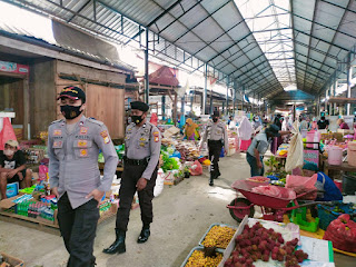 Patroli Pasar Sentral Enrekang, Ka SPK Polsek Enrekang Aiptu Talli Pimpin Personil Polsek Enrekang dan Tekankan Prokes