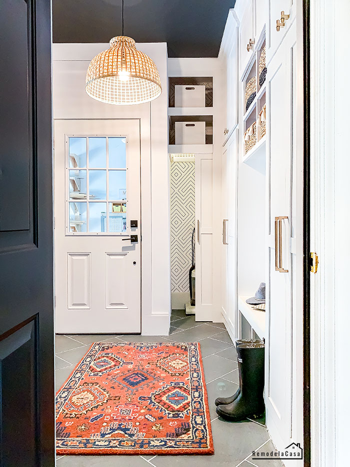 The Garage Mudroom Reveal Remodelando la Casa