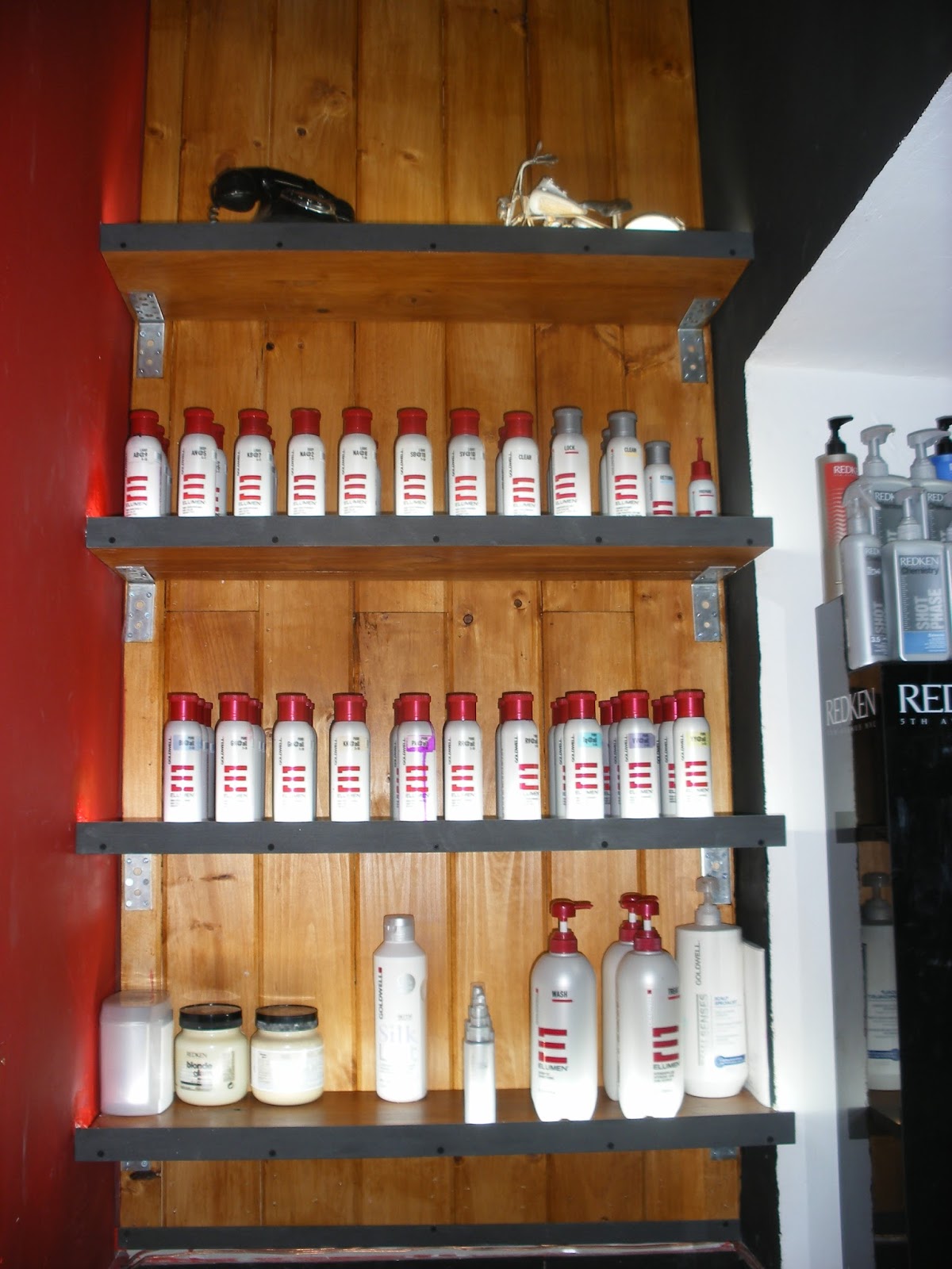 Aquilino Artesania TRABAJO EN LA PELUQUERÍA BLADES HAIR STUDIO