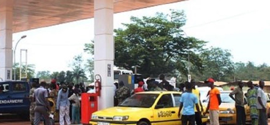 Pénurie Carburant Cameroun PÉNURIE D’ESSENCE : LE PRIX DU LITRE FLAMBE CHEZ LES VENDEURS DE "BOUDE