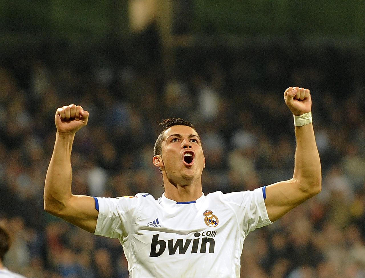 http://1.bp.blogspot.com/-2dhxPT7Svf0/TwxygIjvAkI/AAAAAAAAHy0/r4vtI63yN9M/s1600/Cristiano-Ronaldo-Real-Madrid-Celebration-Goal-Photos.jpg