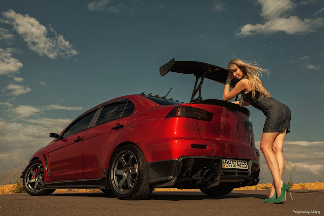 Mitsubishi Lancer Evolution X, fotki dziewczyn i samochodów