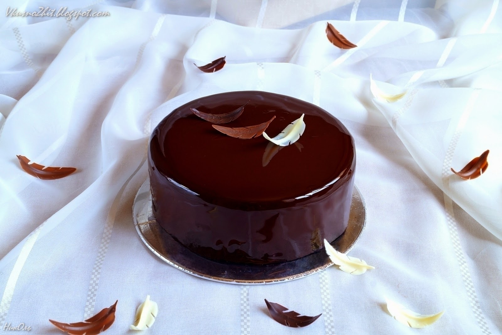 торт с шоколадной глазурью. зеркальная глазурь гляссаж. муссовый торт птичье молоко. зеркальный шоколад. зеркальная шоколадная глазурь для покрытия торта.