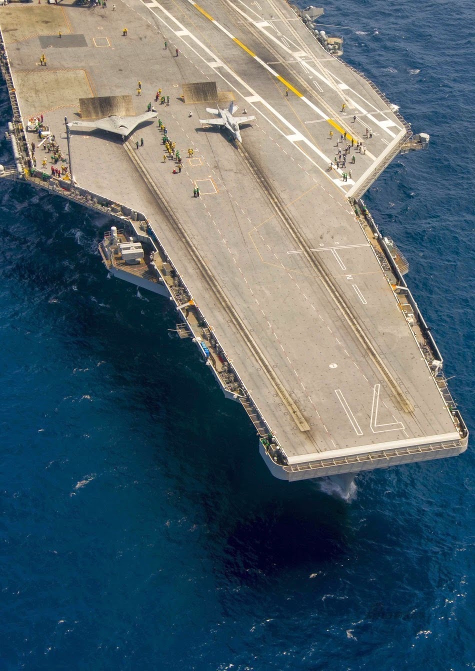 X-47B%2Bunmanned%2Baircraft%2Bcarrier%2BTheodore%2B-%2BUSS%2BRoosevelt%2BCVN-71.jpg