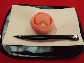 季節の和菓子とお抹茶をお楽しみください