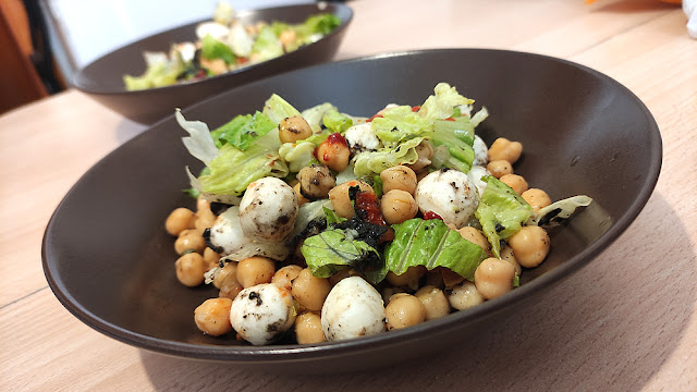 Ensalada garbanzos con mozzarella y tomate deshidratado