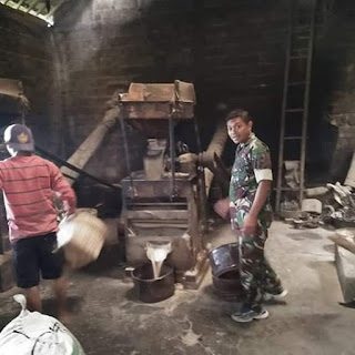 Babinsa memberikan motivasi semangat kerja oleh pekerja penggilingan padi