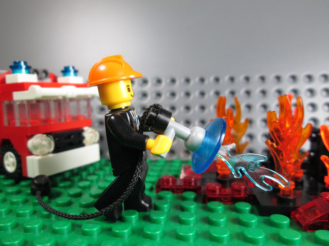 Bombeiro minifigura LEGO apaga fogo