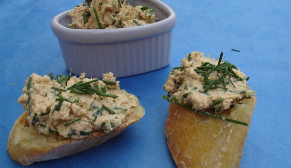 Творожный паштет с зеленью. Паштет из соленых огурцов. Паштет из соленых огурцов. Кабачковая паста для бутербродов. Паштет с огурцами солеными.