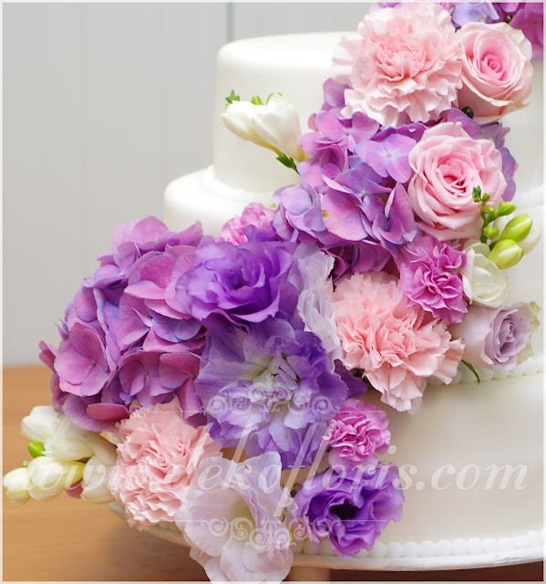 Dekoracja kwiatami  tortu weselnego