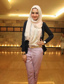 Gaya dan Model Busana Muslim Zaskia Sungkar