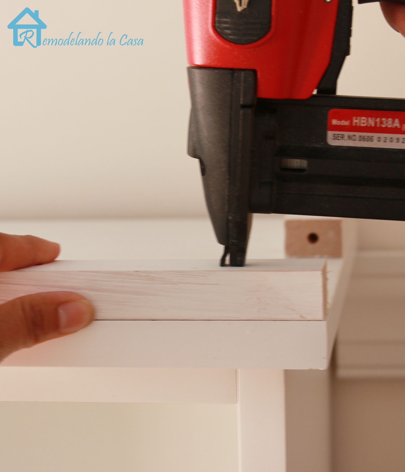 Adding Crown Molding to the Top of Bookcases Remodelando la Casa