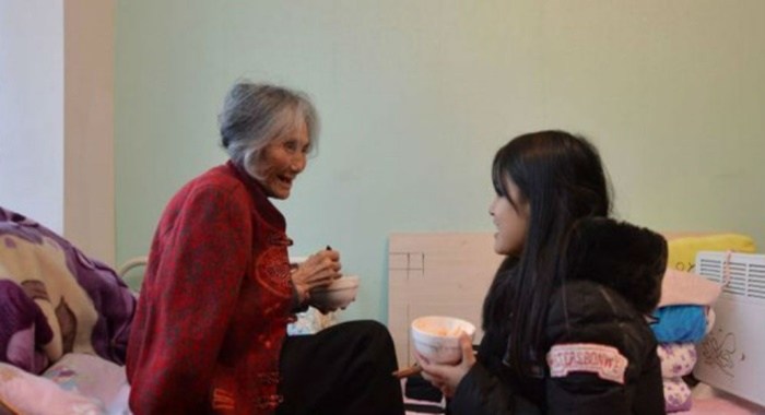News Viral Indo: Iba Karena Nenek Hidup Sendirian, Balasan Mahasiswi