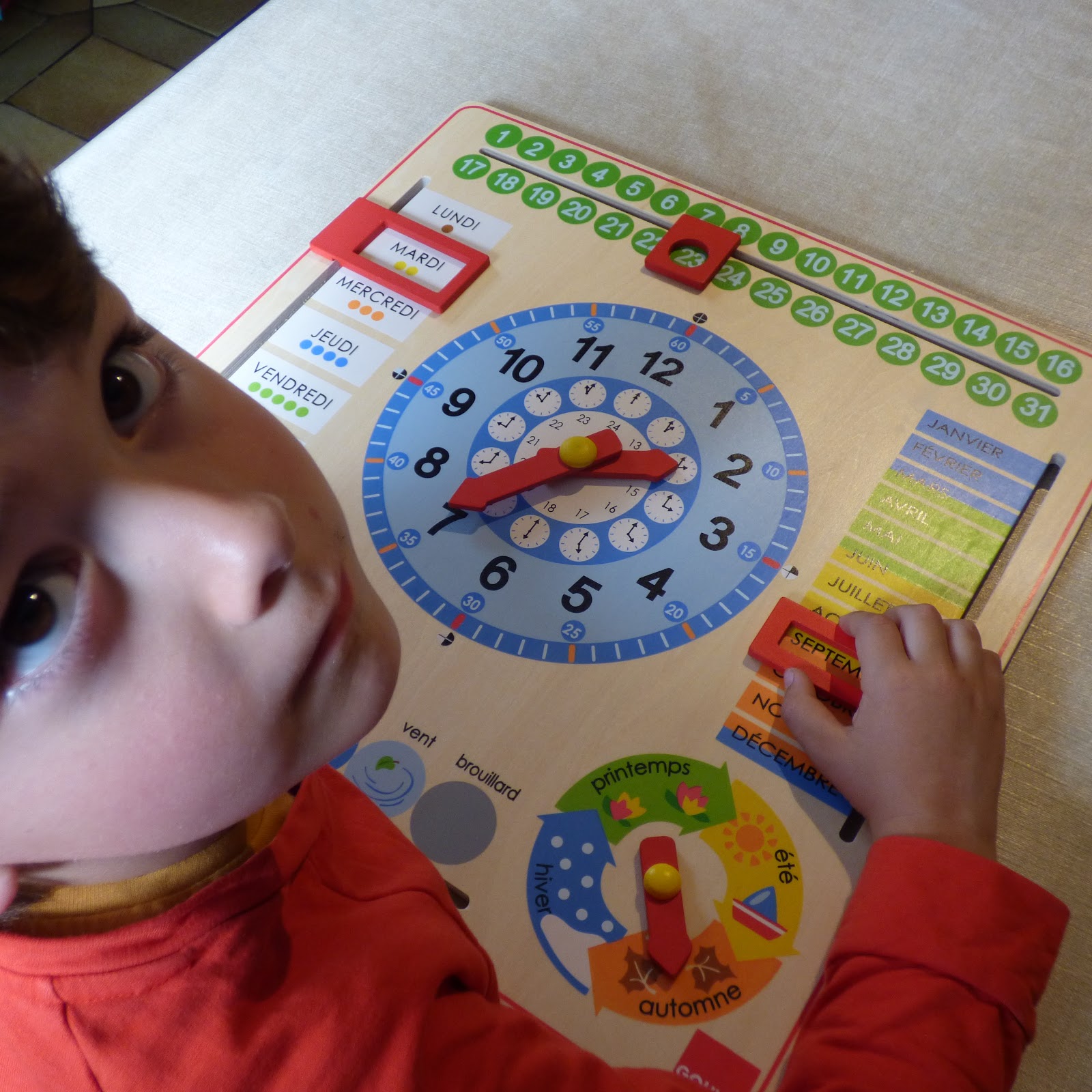 Gobus Horloge denseignement Jouet de développement éducatif Horloge numérique en Bois pointeur pour Les Enfants à Apprendre Calendrier Date Heure météo et Saisons 