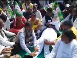 पटना के गांधी मैदान में JDU का कार्यकर्ता सम्मेलन, पैर दबवाते दिखे विधायक, अब Video हुआ Viral पटना के गांधी मैदान में JDU का कार्यकर्ता सम्मेलन, पैर दबवाते दिखे विधायक, अब Video हुआ Viral