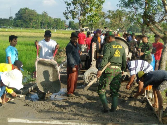 Prajurit Yang Diterjunkan di TMMD Desa Jimbung Juga Paham Konstruksi Bangunan  
