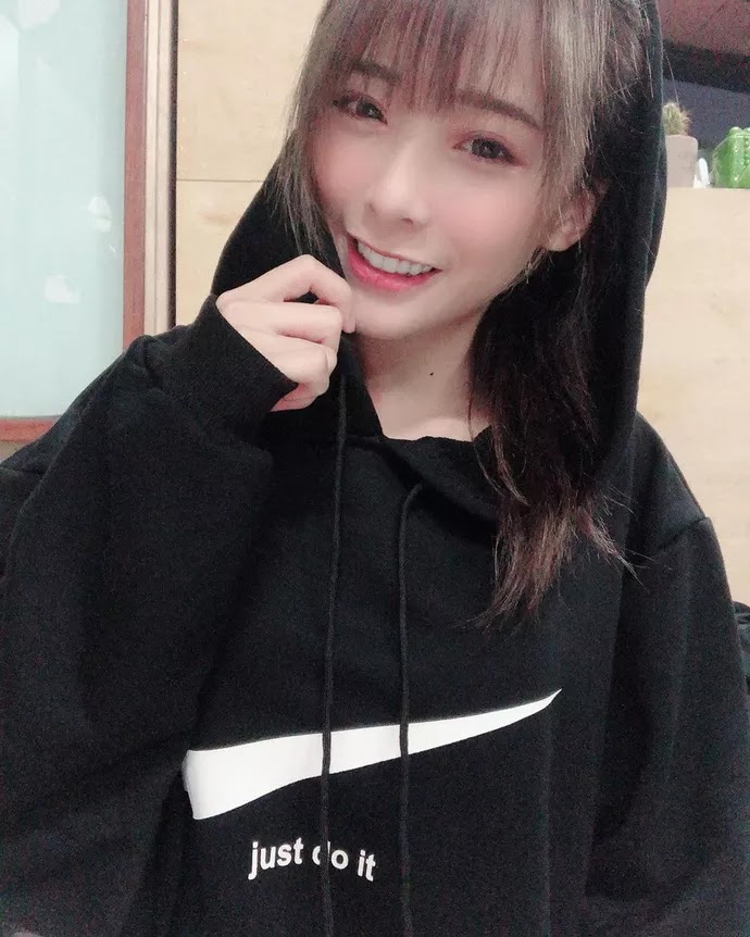 Bất ngờ với nhan sắc tuyệt đỉnh của cô nàng streamer xinh đẹp, cộng đồng mạng rần rần hỏi xin info Bất ngờ với nhan sắc tuyệt đỉnh của cô nàng streamer xinh đẹp, cộng đồng mạng rần rần hỏi xin info