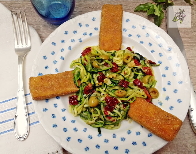 Tofu empanado con espaguetis de calabacin al ajillo y tomate seco.