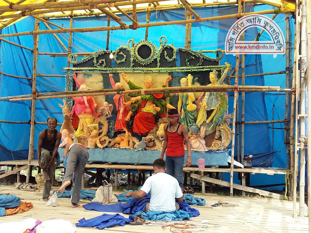 শেষ বেলার কুশমণ্ডি সার্বজনীন দুর্গা পূজা প্রস্তুতি চলছে 