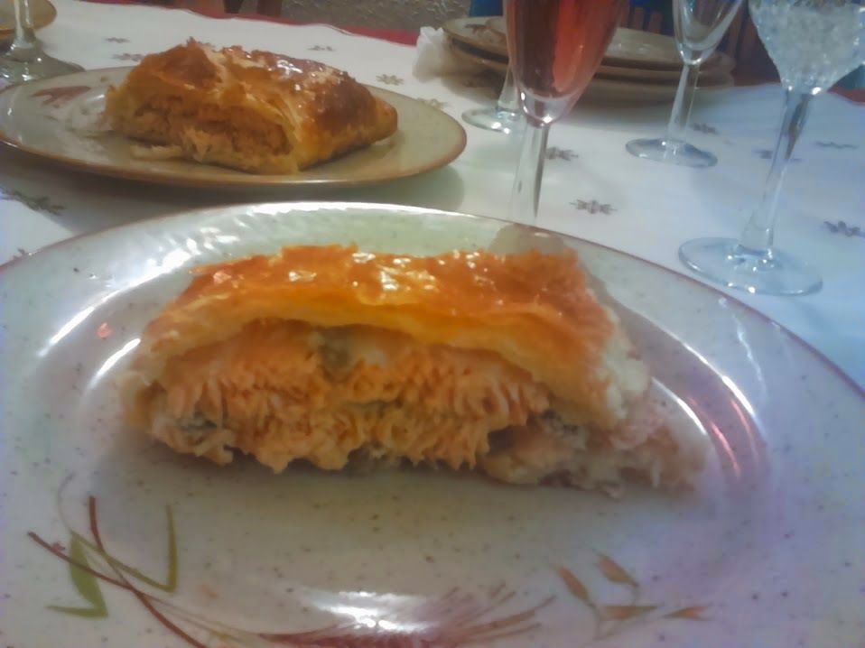 Hojaldre de salmón y mantequilla de finas hierbas.