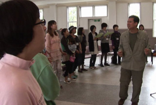Japoneses cristianos cantan gospel en iglesia