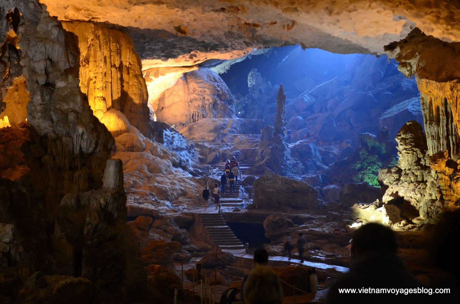 Khám phá vẻ đẹp ấn tượng của hang Sửng Sốt ở Hạ Long